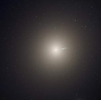 Dieses Falschfarbenmosaik der zentralen Region des Coma-Clusters kombiniert Infrarot- und sichtbare Lichtbilder, um Tausende von lichtschwachen Objekten (grün) sichtbar zu machen. Folgebeobachtungen zeigten, dass viele dieser Objekte, die hier als schwache grüne Flecken erscheinen, Zwerggalaxien sind, die zum Cluster gehören. Zwei grosse elliptische Galaxien, NGC 4889 und NGC 4874, dominieren das Zentrum des Haufens. Das Mosaik kombiniert Daten des sichtbaren Lichts des Sloan Digital Sky Survey (farbcodiert blau) mit lang- und kurzwelligen Infrarotansichten (rot bzw. grün) vom Spitzer-Weltraumteleskop der NASA. (Bild: NASA)