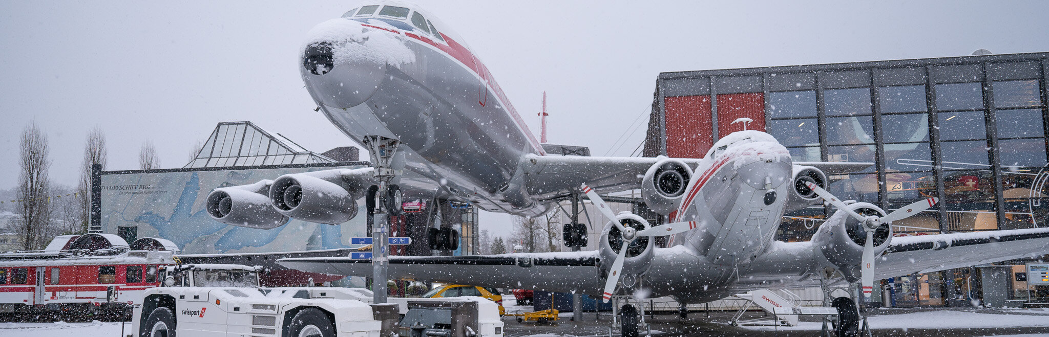 Ein Flugzeug im Schnee im Aussenbereich des Verkehrshaus der Schweiz.