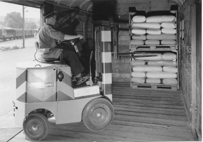 Auch die Schweizer Zuliefererindustrie profitierte: Gabelstapler von Oehler beim Warenumschlag (Verkehrshaus der Schweiz, VA-38787).