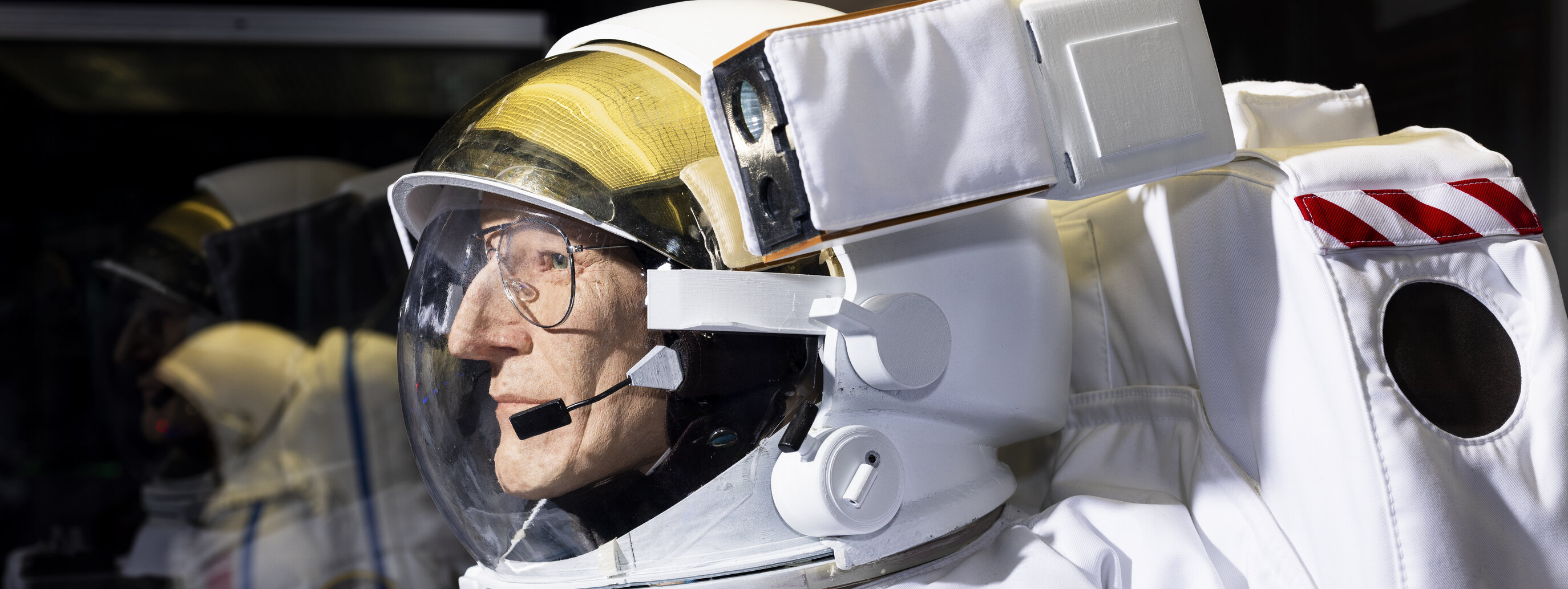 Eine Puppe mit einem Astronauten-Anzug.