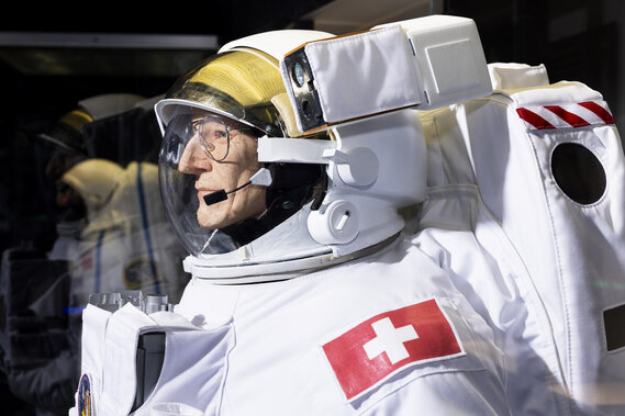 Eine Puppe mit einem Astronauten-Anzug.