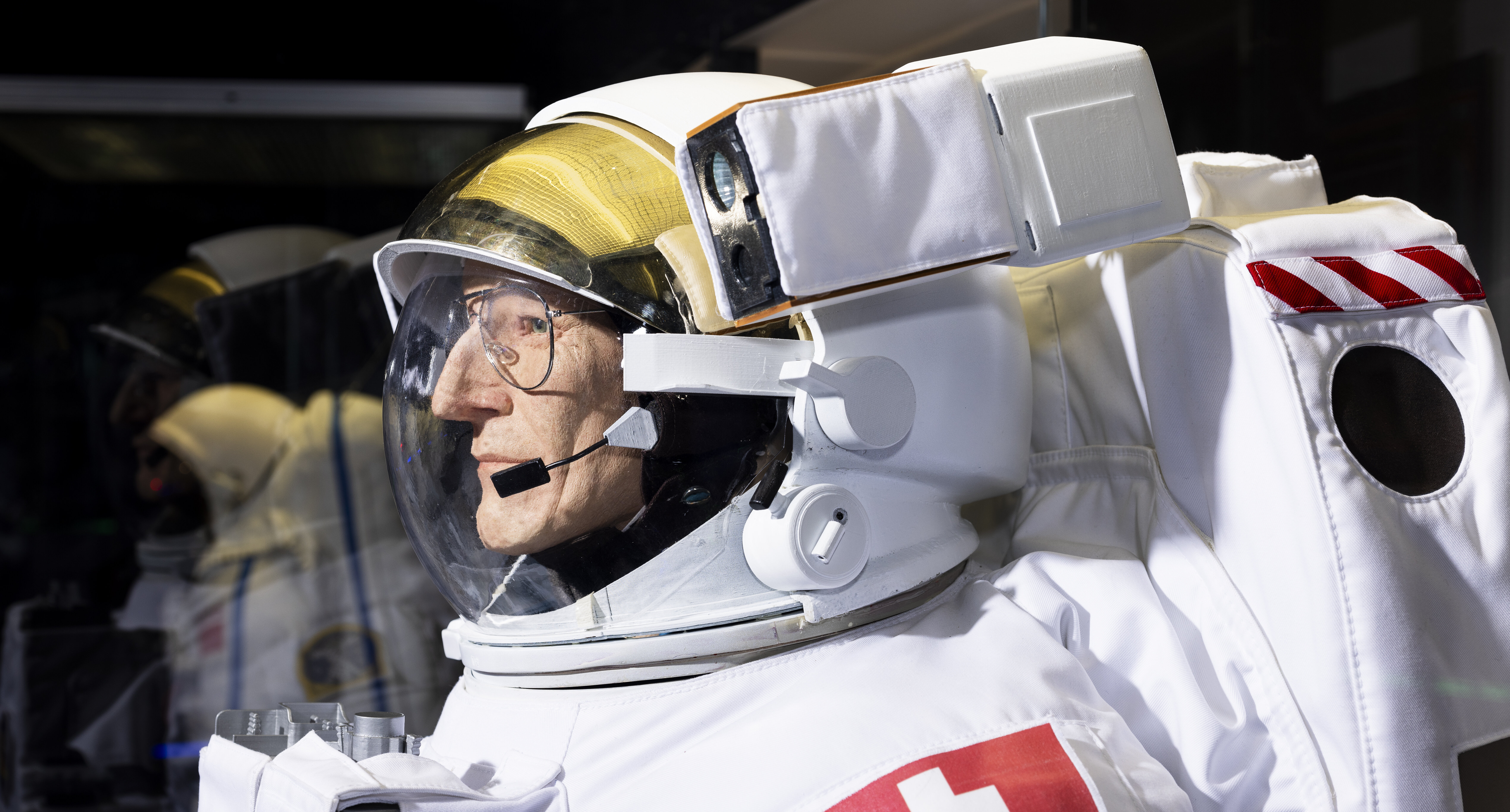 Eine Puppe mit einem Astronauten-Anzug.