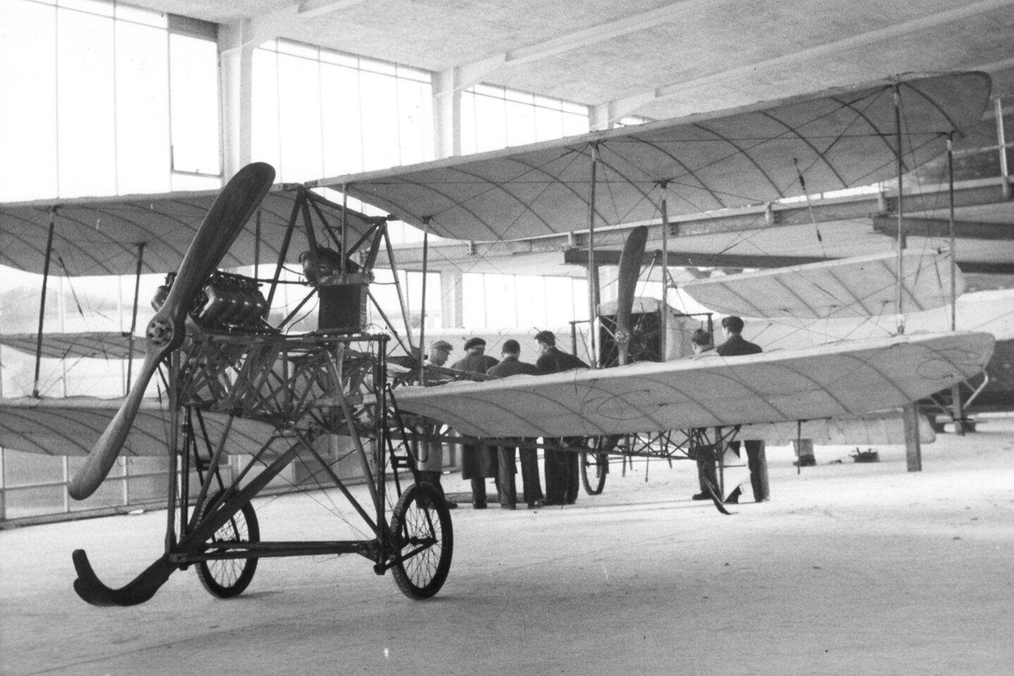 1959: Doppeldecker Dufaux 4 in der ersten Lufthalle des Verkehrshauses