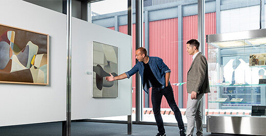 Zwei Besucher bestaunen die verschiedenen Werke der Exhibition.