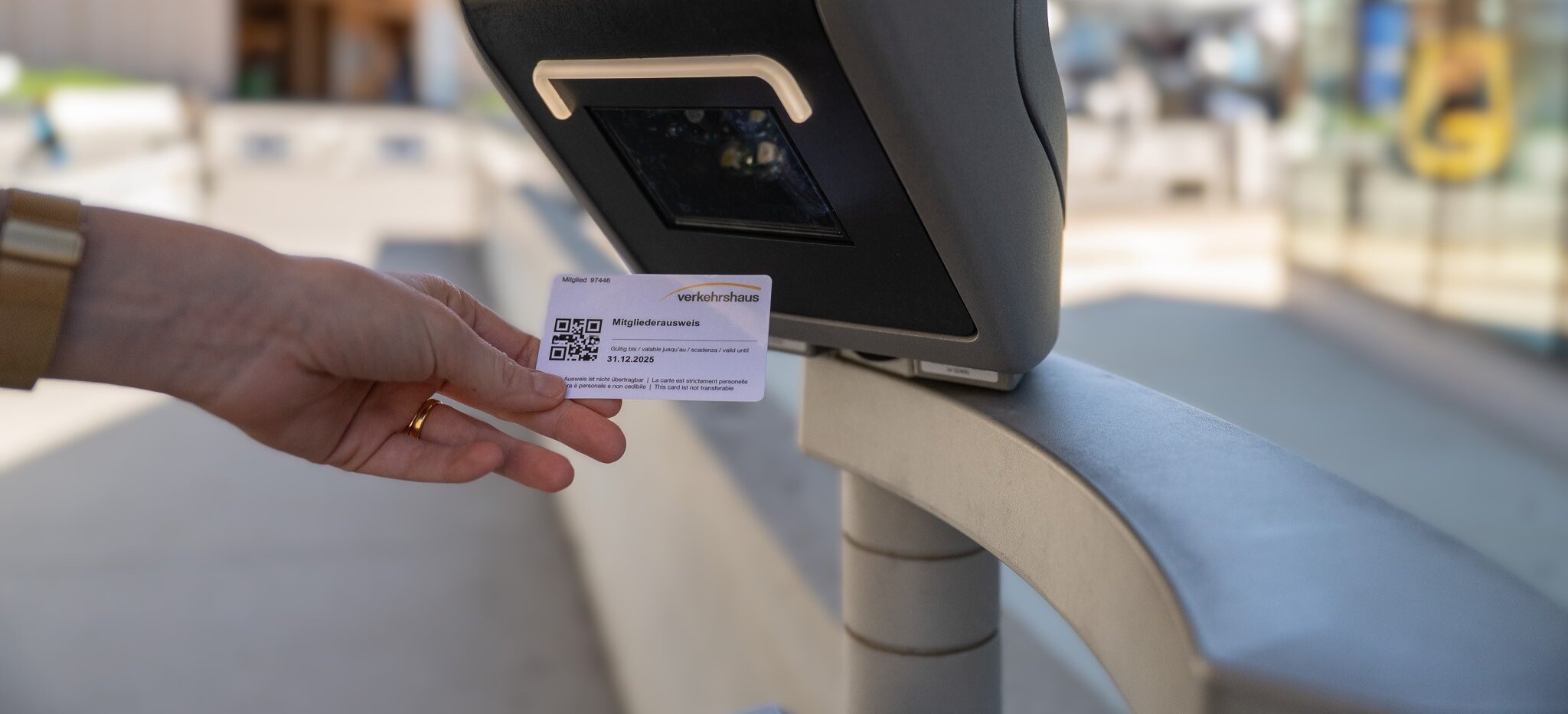 Ein Ticket wird an einem Drehkreuz gescannt.