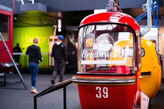 Eine vintage rote Gondel mit der Aufschrift „Braunwald“ und der Nummer 39 steht in der Tourismus Ausstellung.