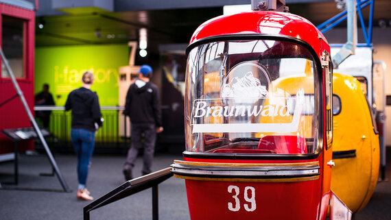 Eine vintage rote Gondel mit der Aufschrift „Braunwald“ und der Nummer 39 steht in der Tourismus Ausstellung.