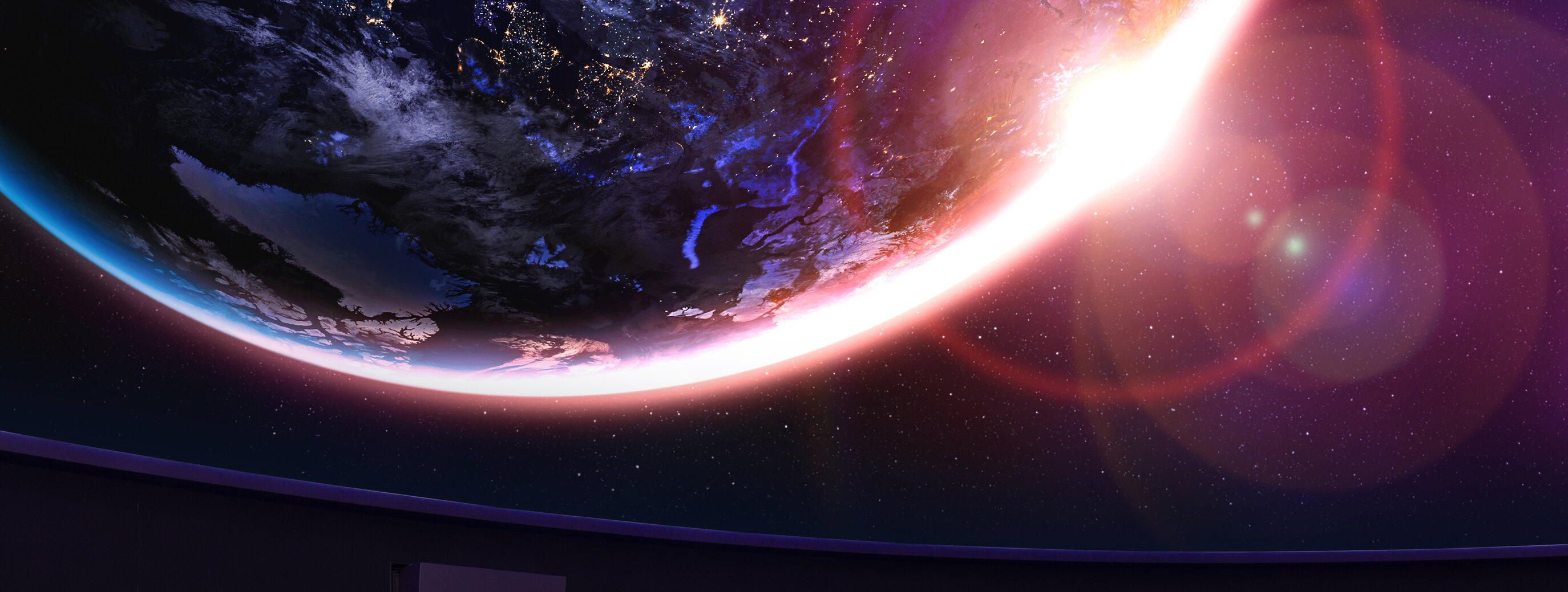 Personen sitzen in Lehnstühlen im Verkehrshaus Planetarium und schauen das Weltall an, das in der Kuppel projiziert wird. 