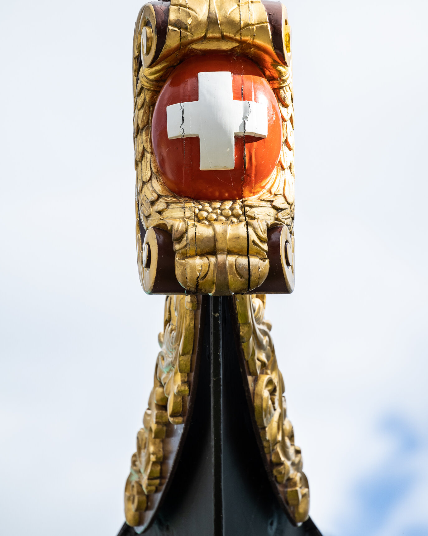 Das aus Holz geschnitzte und bemalte Schweizerkreuz, welches die Spitze des Dampfschiffs Rigi ziert.
