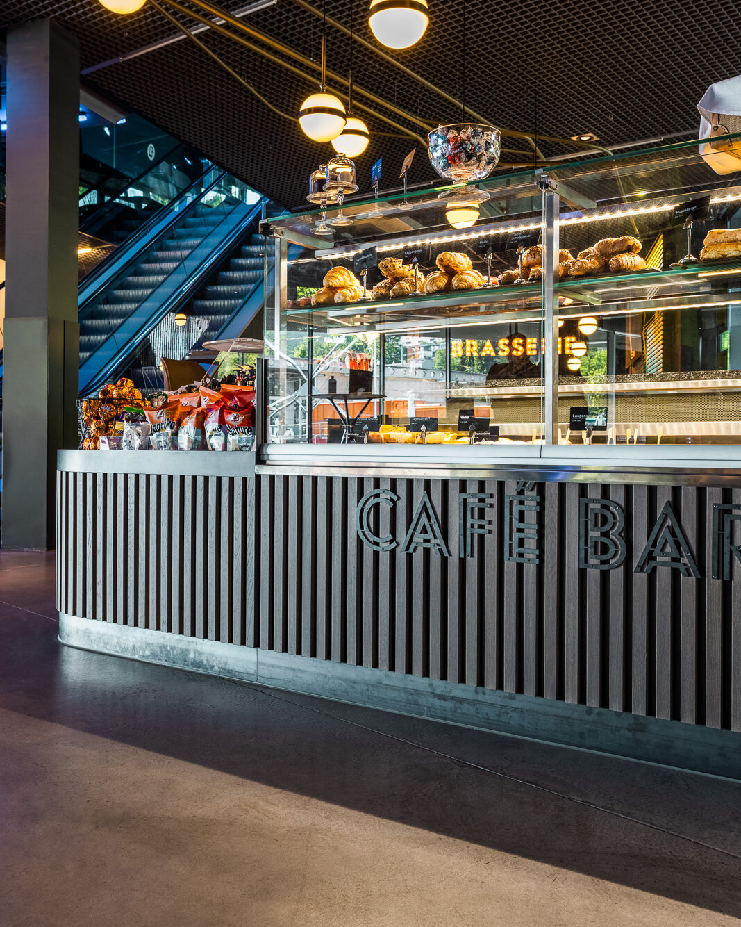 Eine Cafe Bar Theke im Verkehrshaus der Schweiz. 