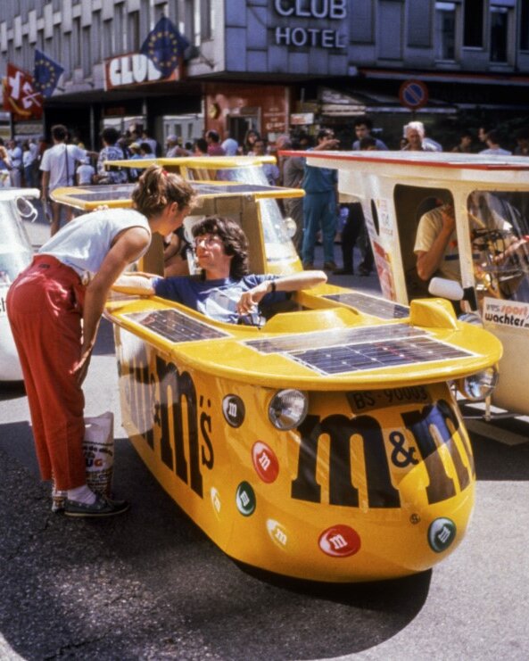 Ein solarbetriebenes Fahrzeug im M&Ms-Look.
