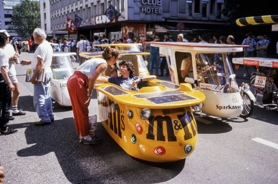 Ein solarbetriebenes Fahrzeug im M&Ms-Look.