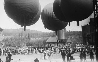 Gefüllte Ballone und Publikum vor dem Gaswerk Schlieren.