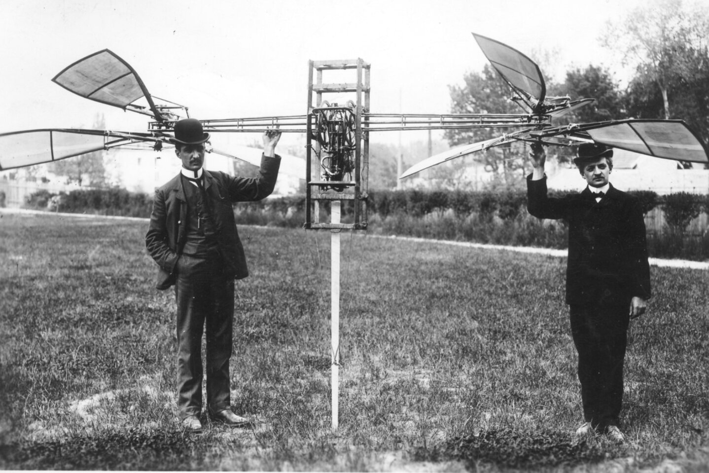 1905: Henri und Armand Dufaux vor ihrem Flugapparat