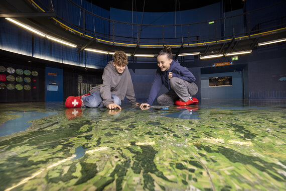 Zwei Schüler sitzen auf der Livemap und lösen eine Geografieaufgabe.