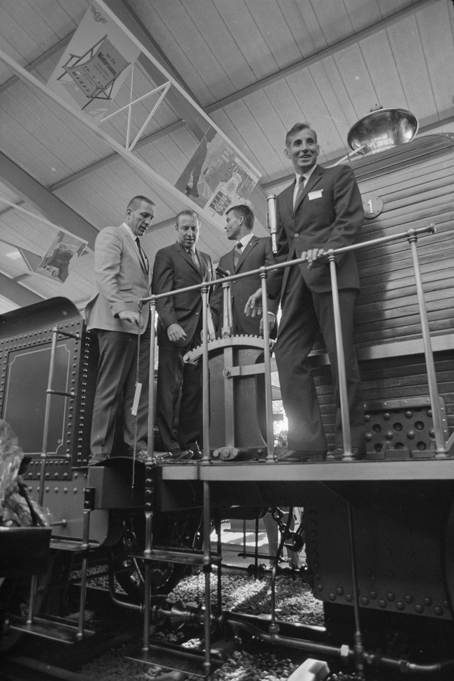 John Swigert, James Lovell, Fred Haise und Verkehrshaus- Direktor Alfred Waldis (von links) auf der Nachbildung der Spanisch-Brötli-Bahn.