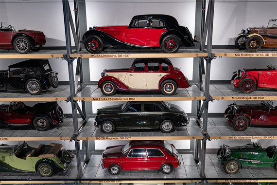  Eine Sammlung von MG-Oldtimern in verschiedenen Farben und Stilen zeigen in einem Regal.