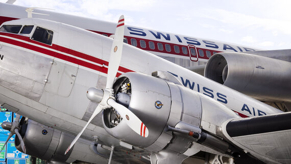 Flugzeug DC3 von der Seite. 