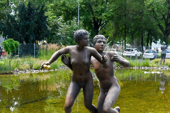 Zwei nackte Statuen von Hans Erni in einem Teich. 