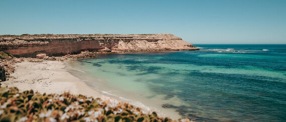 Küste Australiens mit kristallklarem Wasser.