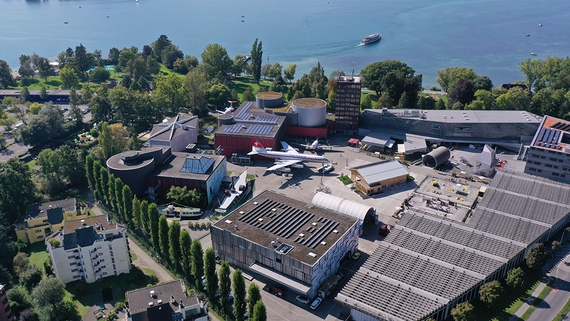  Luftaufnahme eines Luftfahrtmuseums am See mit Flugzeugen, modernen Gebäuden.