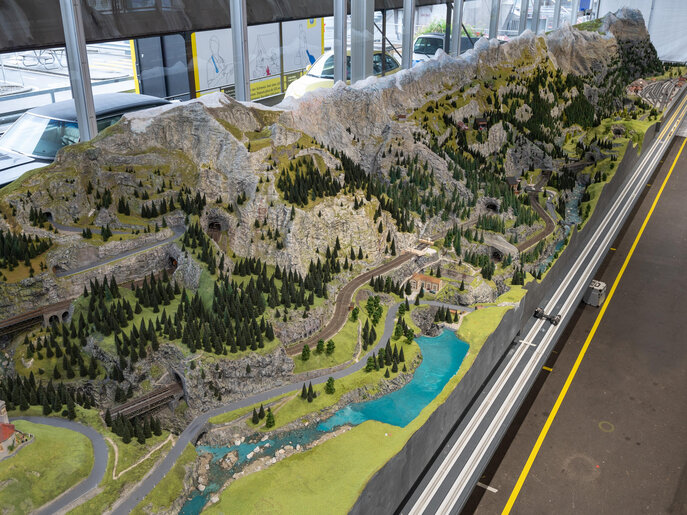 Eine grosse Modelleisenbahnlandschaft mit Bergen.