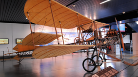 Ein alter Doppeldeckerflieger aus Holz.
