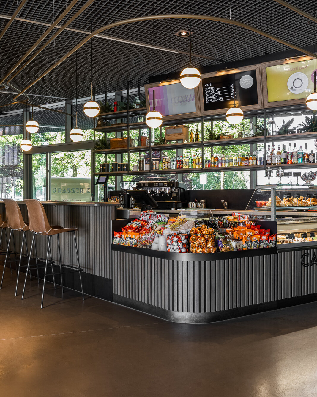 Eine Cafe Bar Theke im Verkehrshaus der Schweiz. 