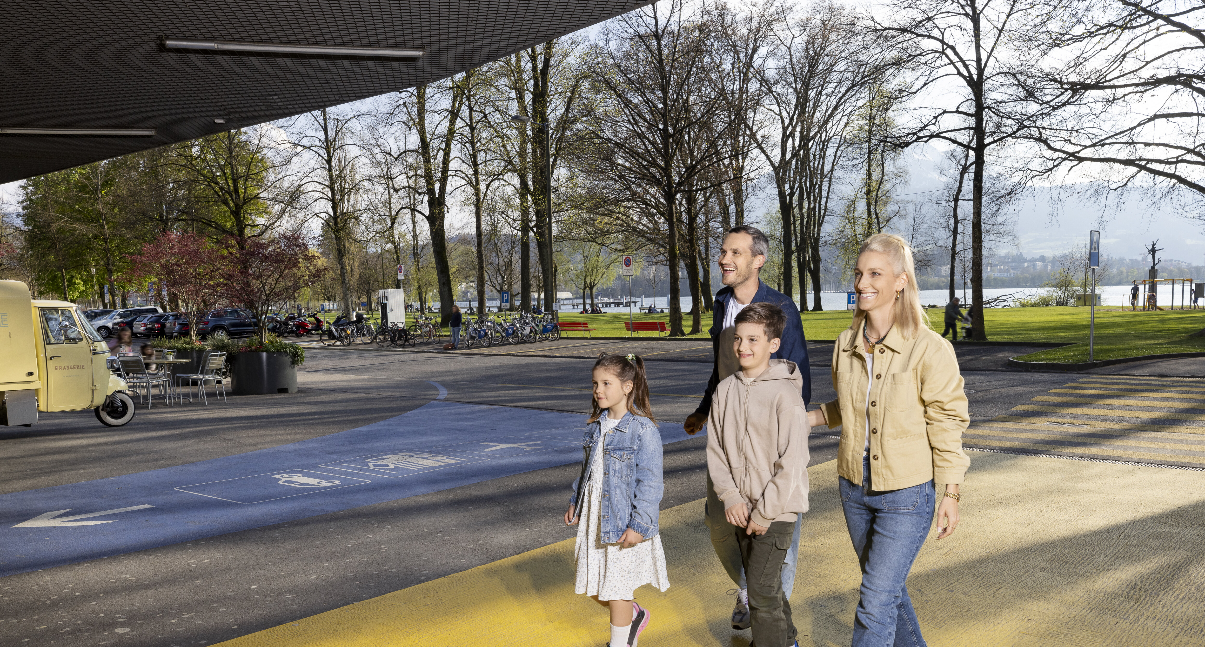 Eine vierköpfige Familie läuft ins Verkehrshaus der Schweiz. 