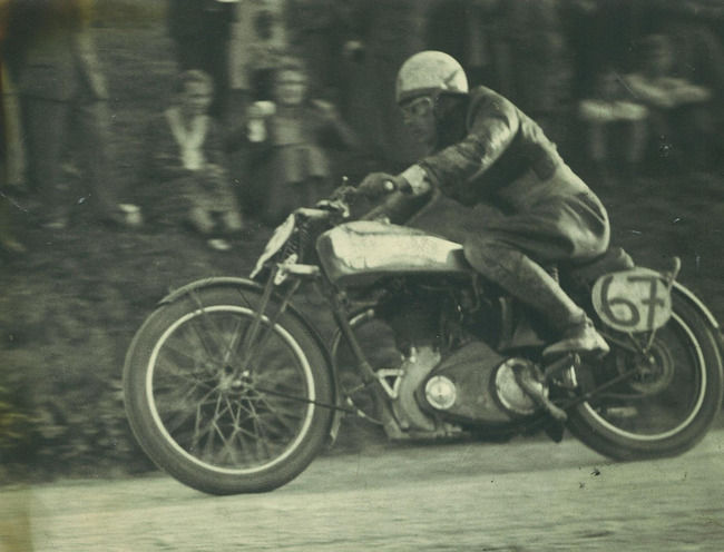 Rennautos und Motorräder sind Teil der Schweizer Grand-Prix-Geschichte