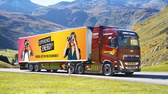 Ein grosser, roter Lastwagen mit der Aufschrift "Experience Energy". 