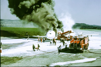 Das Flugfeldlöschfahrzeug an einer Einsatzübung.