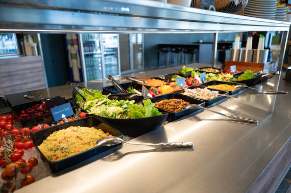 Eine Salatbar im Mercato Verkehrshaus.