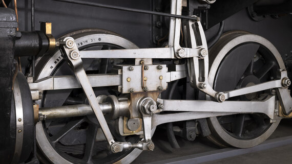Eine Detailaufnahme von Rädern einer Dampflokomotive.