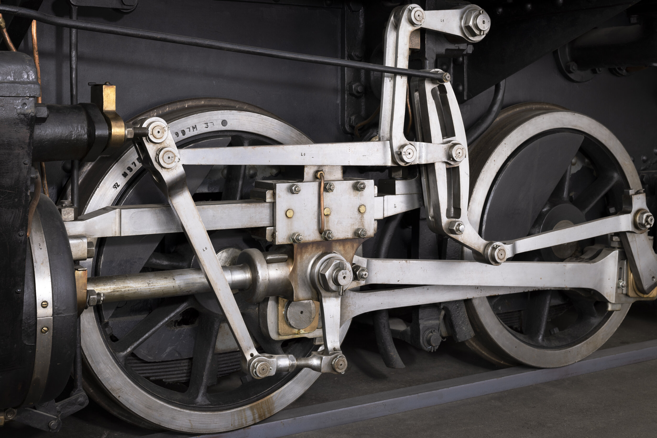 Eine Detailaufnahme von Rädern einer Dampflokomotive.