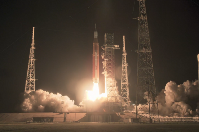 Eine Rakete startet in der Nacht.