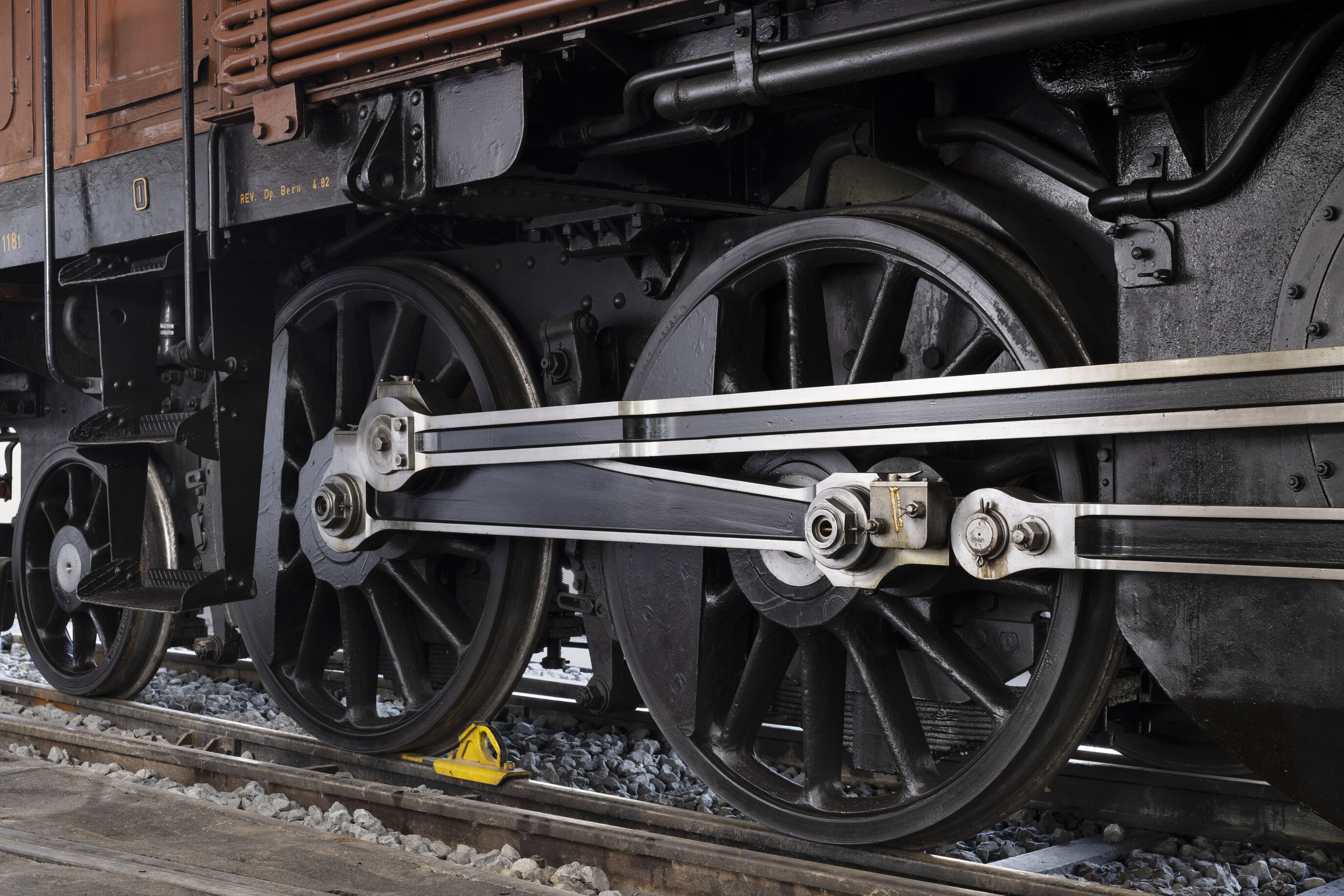 Eine Detailaufnahme von Rädern einer Dampflokomotive.