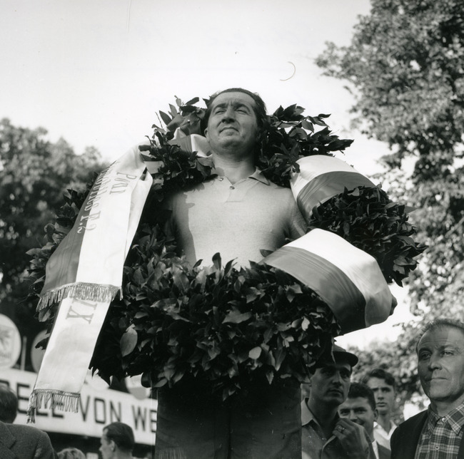 Alberto Ascari auf Ferrari in Siegerpose (1949).