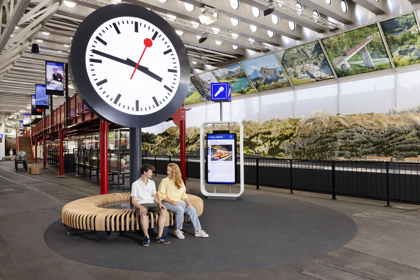 Digitale Bahnhofsuhr