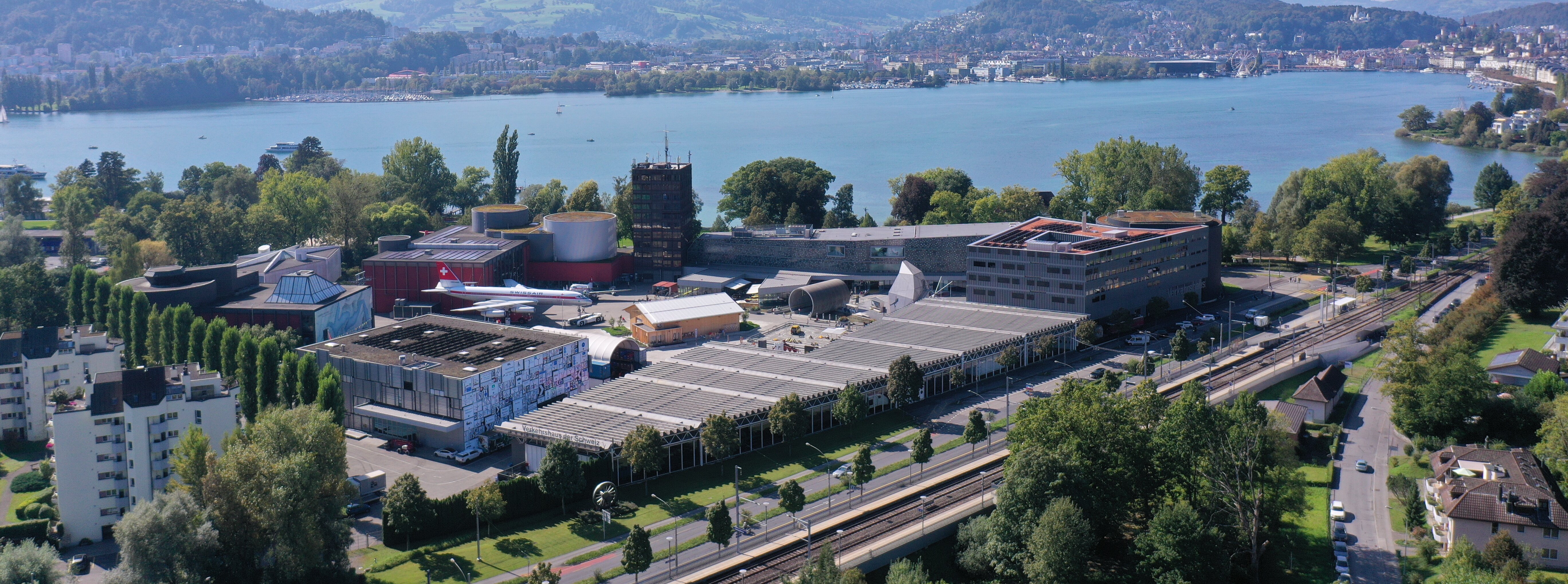 Das Verkehrshaus Areal von oben mit Blick auf den Vierwaldstädtersee und den Pilatus.