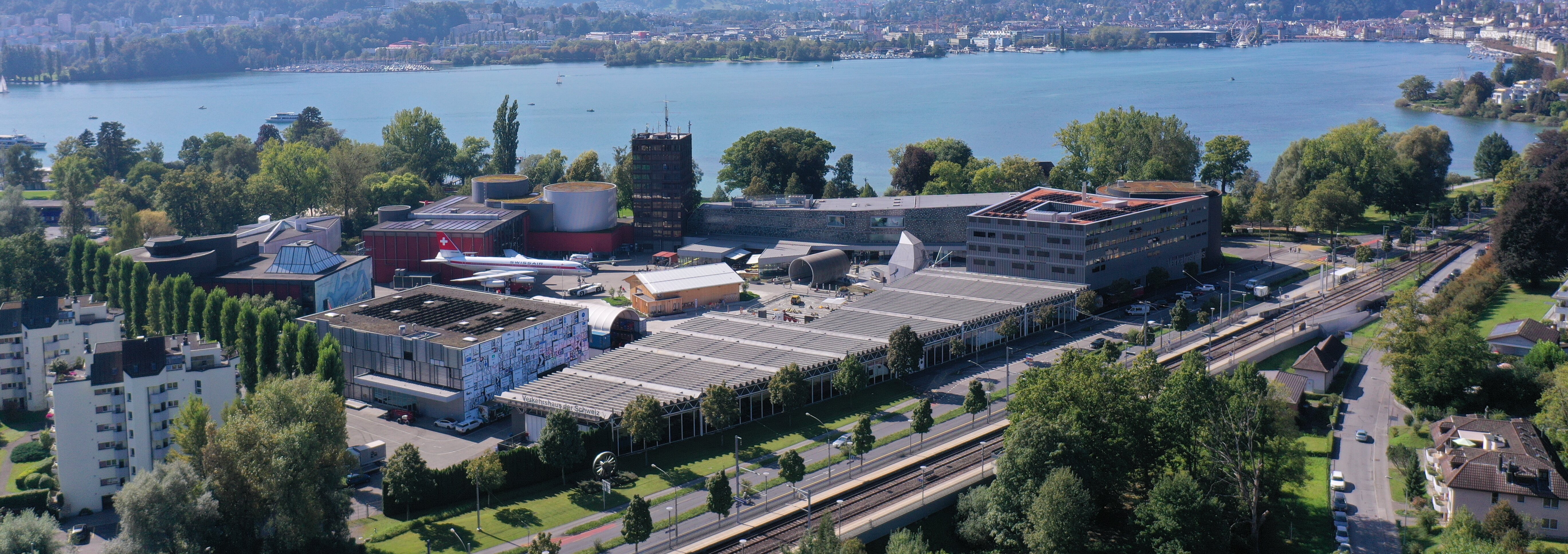 Das Verkehrshaus Areal von oben mit Blick auf den Vierwaldstädtersee und den Pilatus.