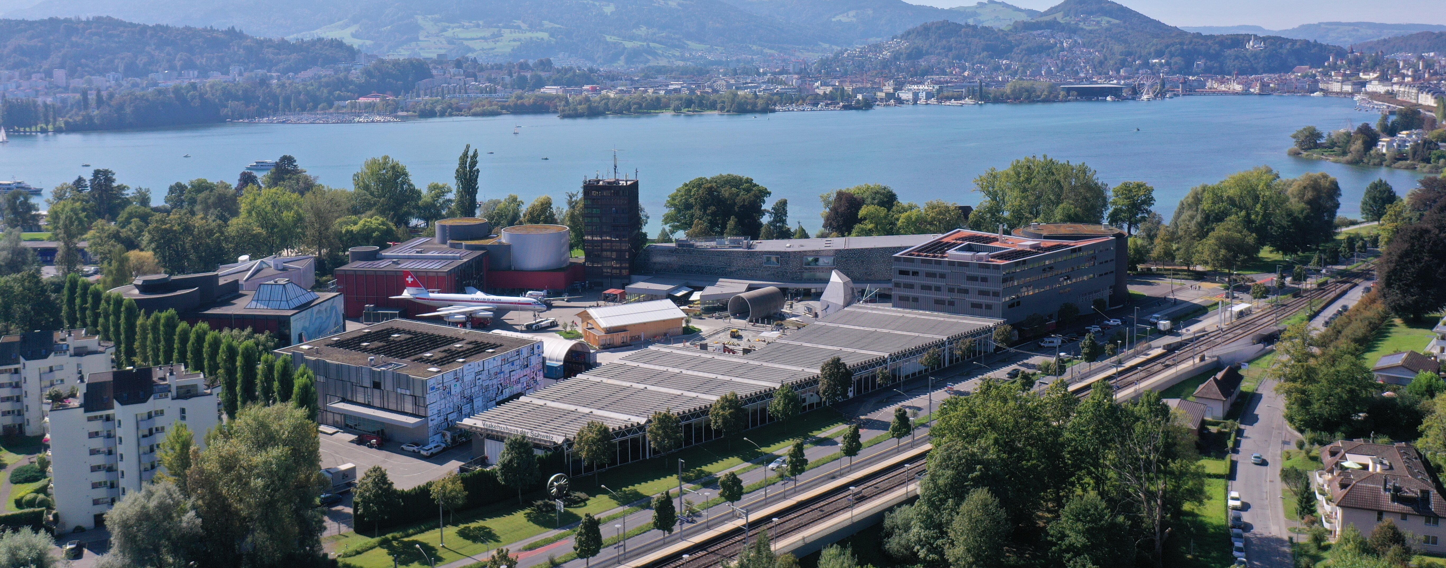 Das Verkehrshaus Areal von oben mit Blick auf den Vierwaldstädtersee und den Pilatus.