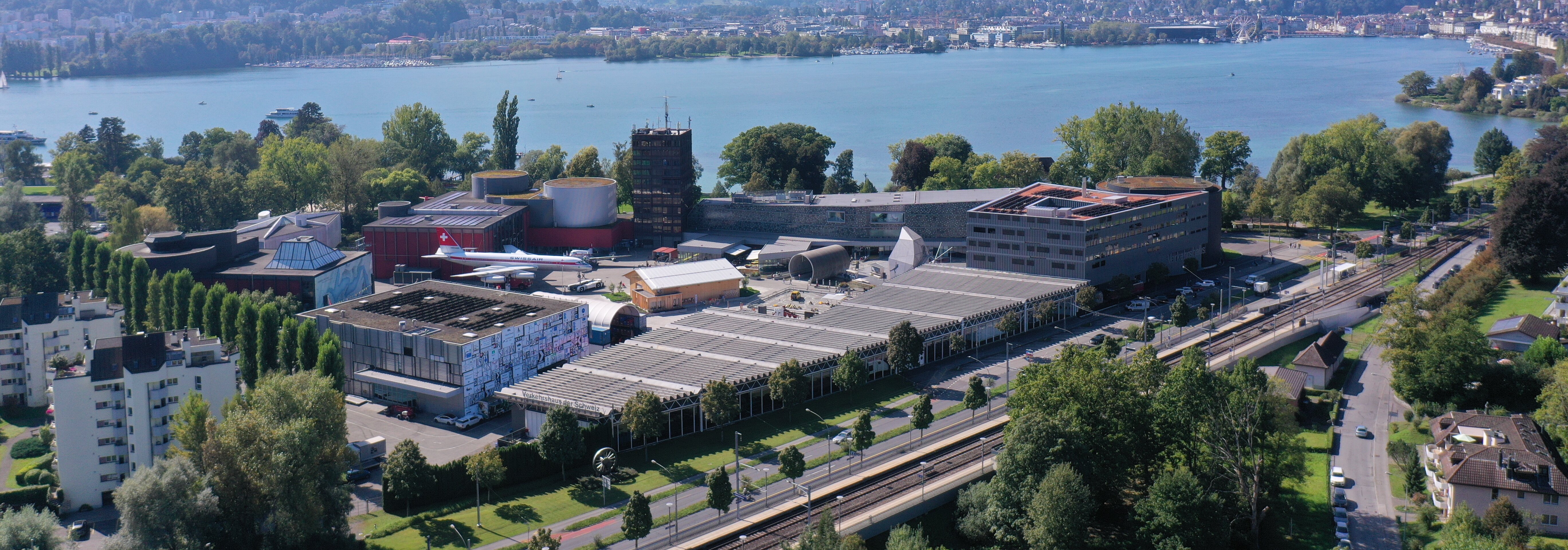 Das Verkehrshaus Areal von oben mit Blick auf den Vierwaldstädtersee und den Pilatus.