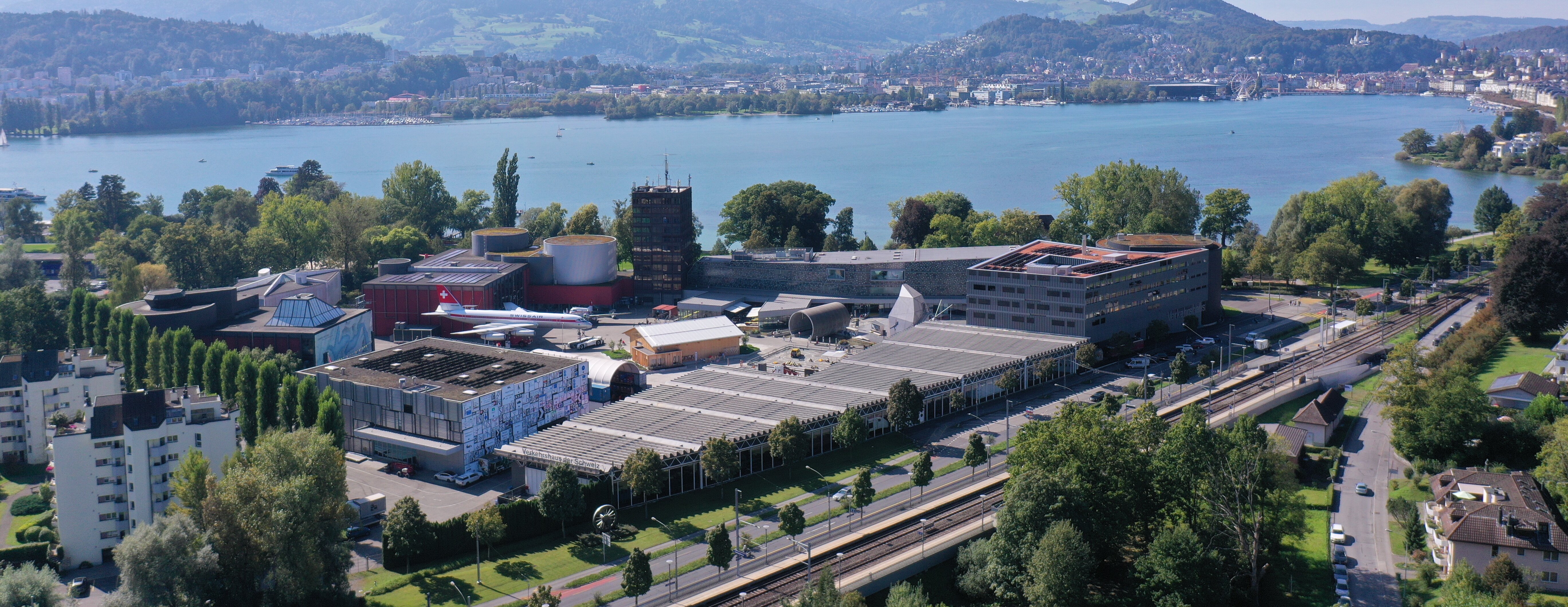 Das Verkehrshaus Areal von oben mit Blick auf den Vierwaldstädtersee und den Pilatus.