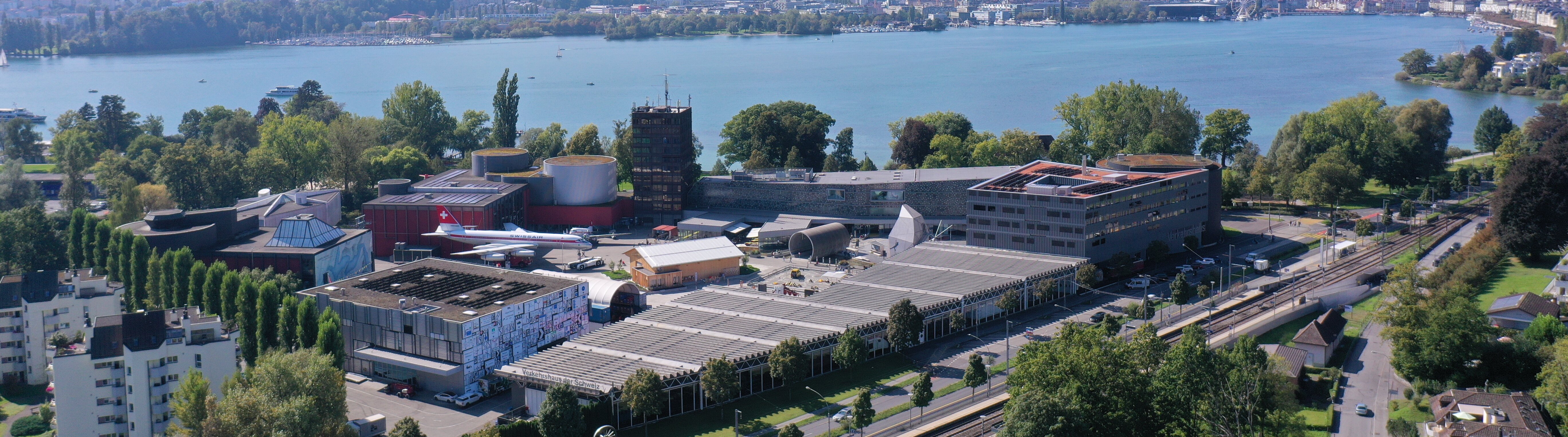 Das Verkehrshaus Areal von oben mit Blick auf den Vierwaldstädtersee und den Pilatus.