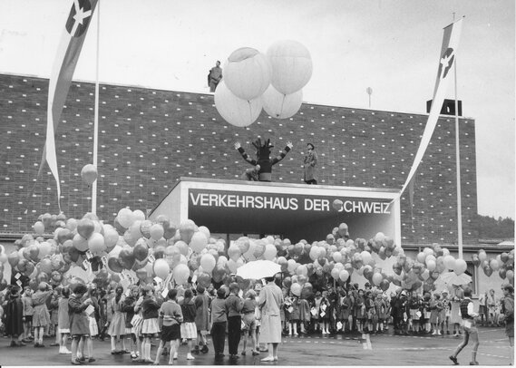 Das Verkehrshaus der Schweiz feiert seine Eröffnung mit einer grossen Menschenmenge und Luftballons.