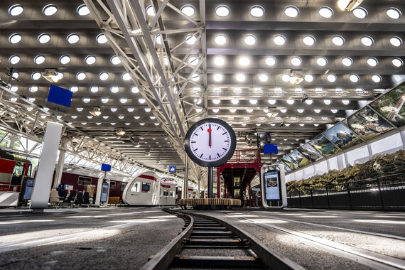 Eine grosse Bahnhofsuhr in der Schienenhalle im Verkehrshaus der Schweiz.
