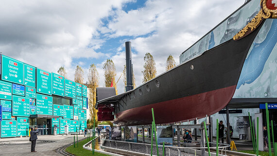 Ein großes historisches Schiff ist im Freien vor der Schifffahrt und Tourismus Halle.