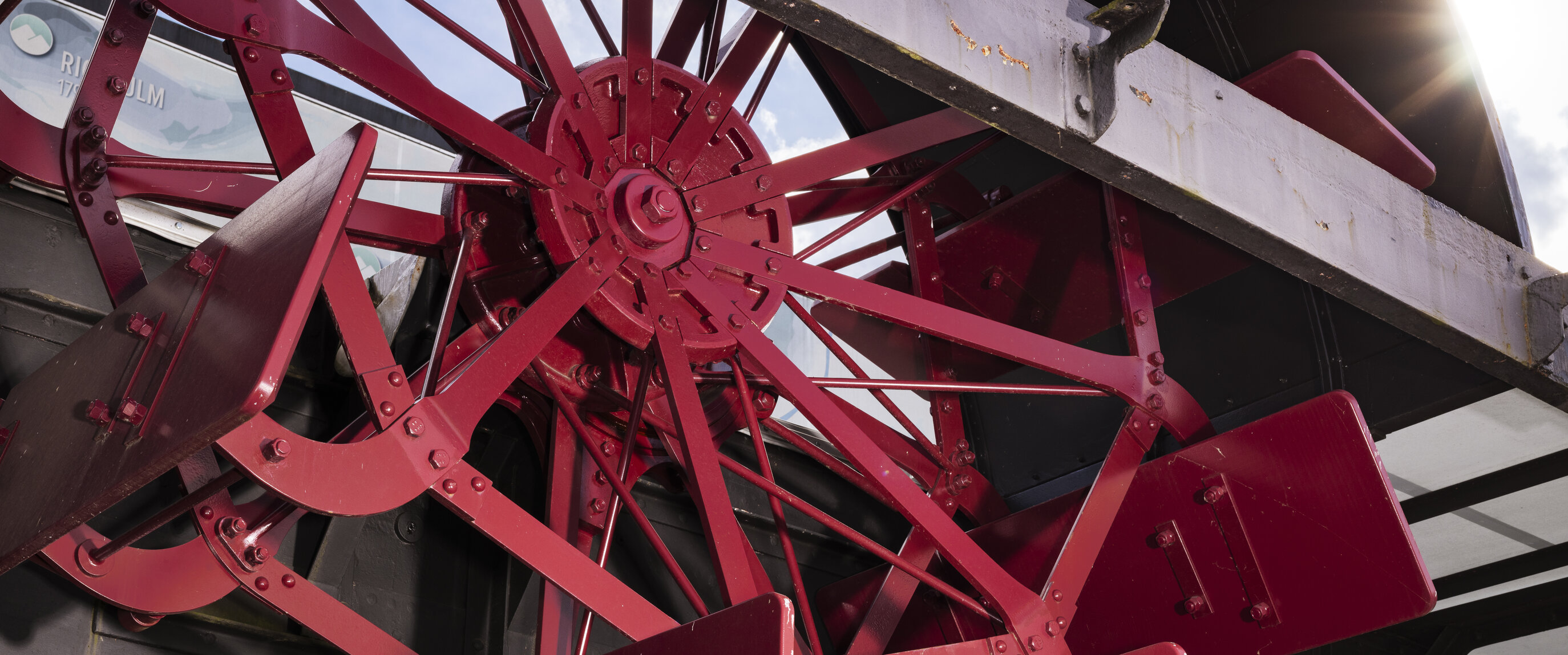 Ein Rad des Dampfschiffs in rot. 