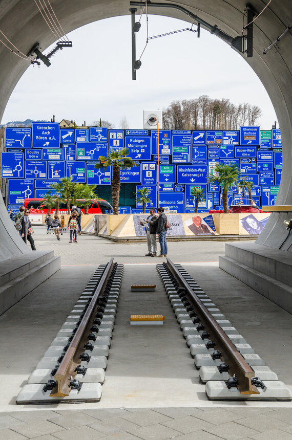 Der Blick vom Tunnel in der Arena des Verkehrshauses auf die Verkehrsschilderwand. 